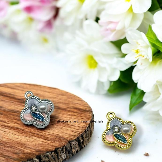 Vintage clover charm HCM107